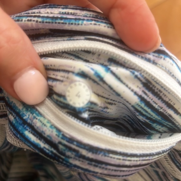 23" lululemon leggings size 4 - Picture 3 of 3